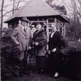 Anna Bothe mit Gästen (Familie Raatz?) vor der Gartenlaube, Mitte der 30er Jahre